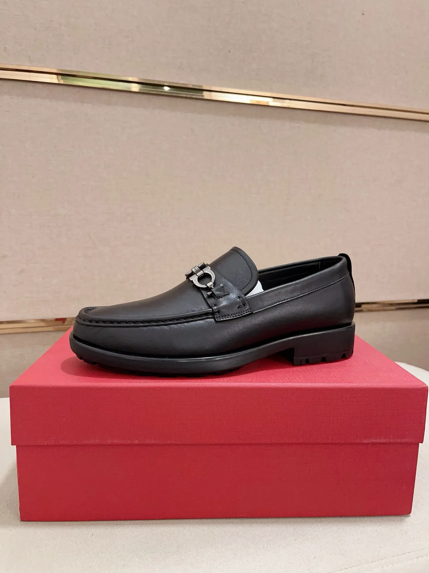 Men's shoes💰: 560💰 High version Ferragamo quality! 🆕🆕Exclusive hot-selling products in stock🔥🔥New products on the shelves, high-quality shoes, high-end driving shoes, with complete packaging! 💪 💪 Material: imported patented cowhide 🐂 + imported high-quality water-dyed cowhide lining + wear-resistant outsole 👍🏻👍🏻 Features: high-end and comfortable, purely handmade 🚀 🚀 Create the perfect shoes that suit you best 🔥 🔥 Size: (38-44) Can be customized 45 non-returnable!